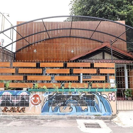 Alexiz Hostel Yogyakarta Bagian luar foto