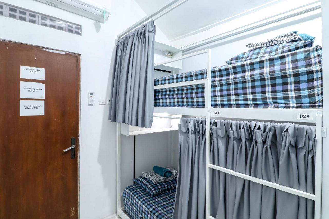 Alexiz Hostel Yogyakarta Bagian luar foto