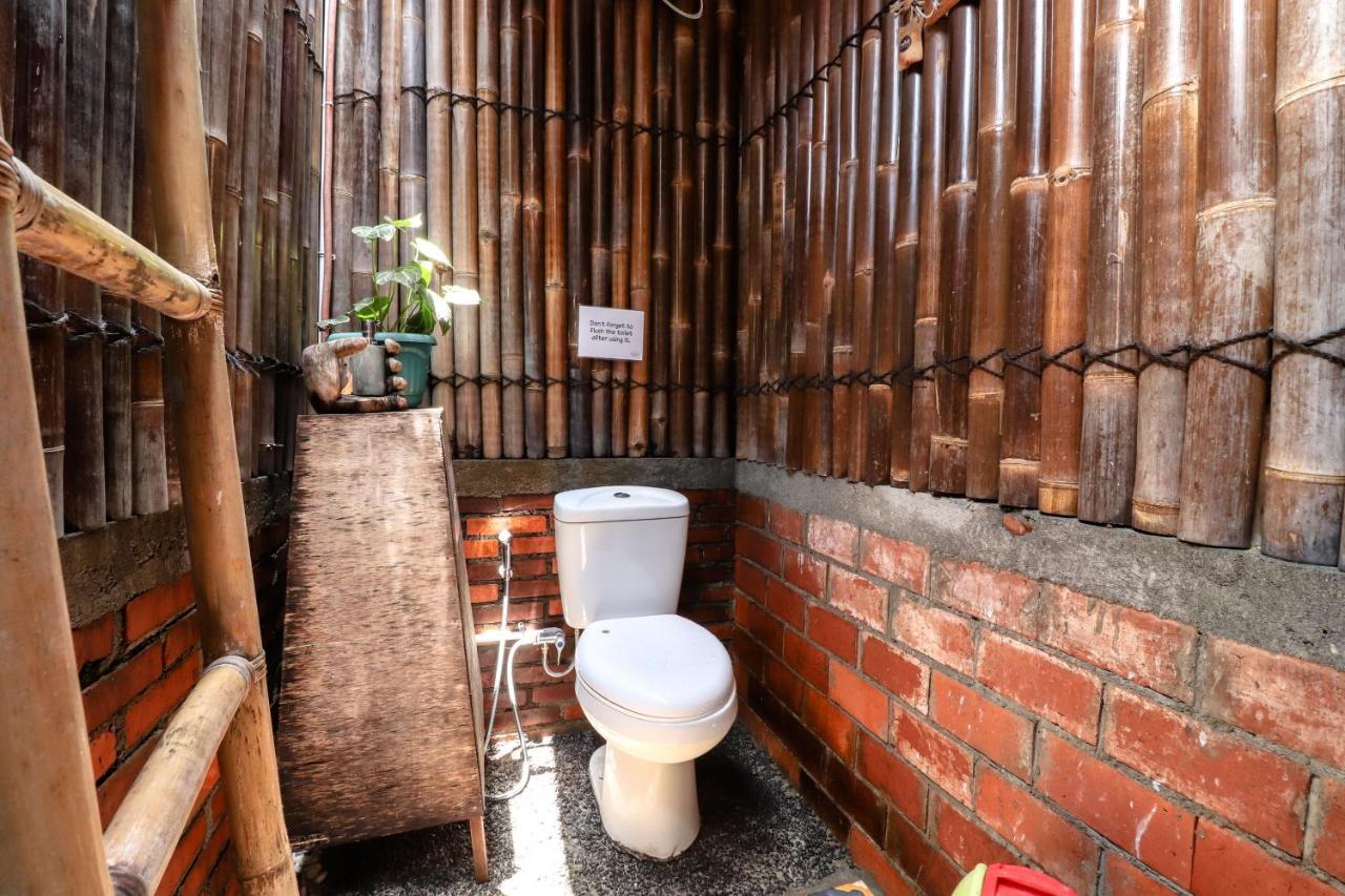 Alexiz Hostel Yogyakarta Bagian luar foto
