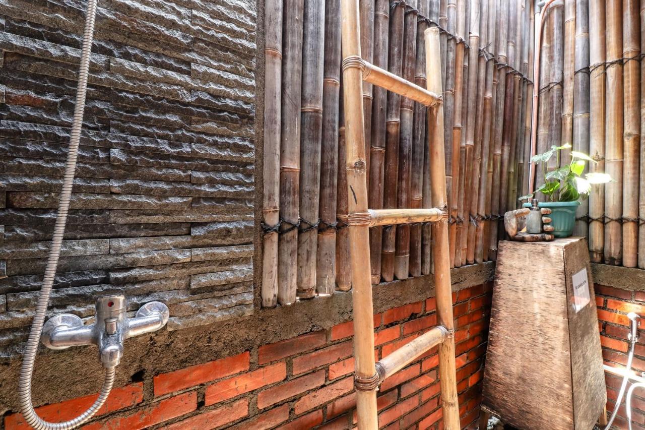 Alexiz Hostel Yogyakarta Bagian luar foto